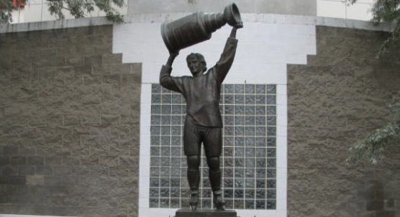 Top Priority: The Wayne Gretzky statue.