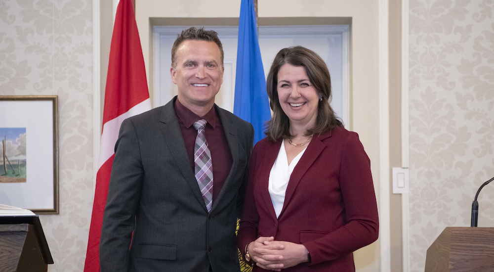 Peter Guthrie and Premier Danielle Smith at the cabinet swearing-in ceremony in 2023 (source: AlbertaNewsroom / Flickr)