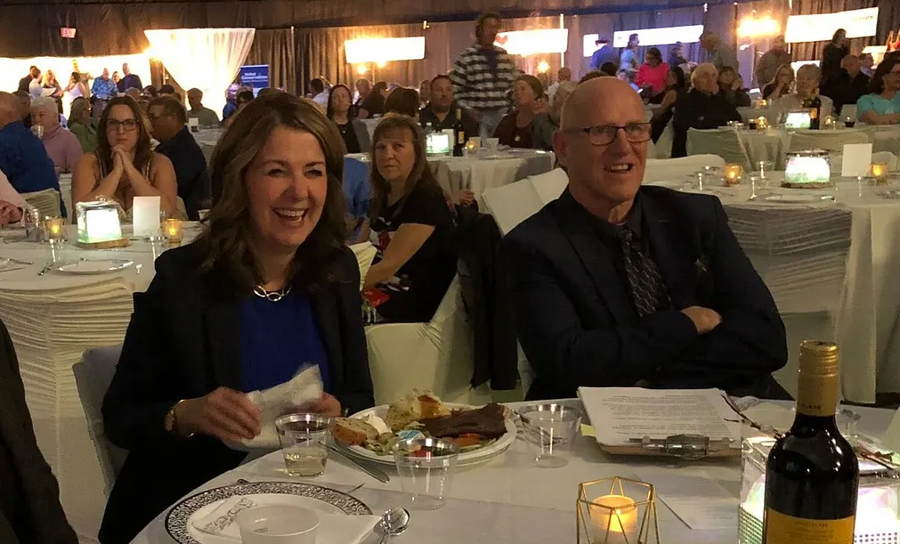 Premier Danielle Smith and separatist leader Mitch Sylvestre at a UCP fundraising dinner in Bonnyville in May 2025 (source: Bonnyville-Cold Lake-St. Paul UCP / Facebook)